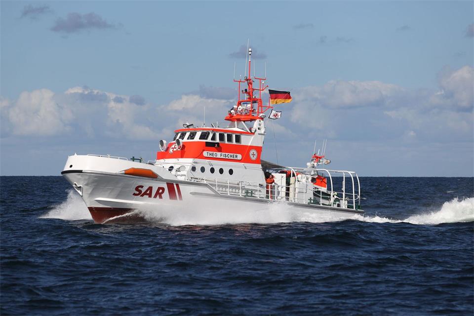 Der Seenotrettungskreuzer „Theo Fischer“ - hier bei einer Übung auf der Ostsee. (Archivfoto)Danny Gohlke/dpa