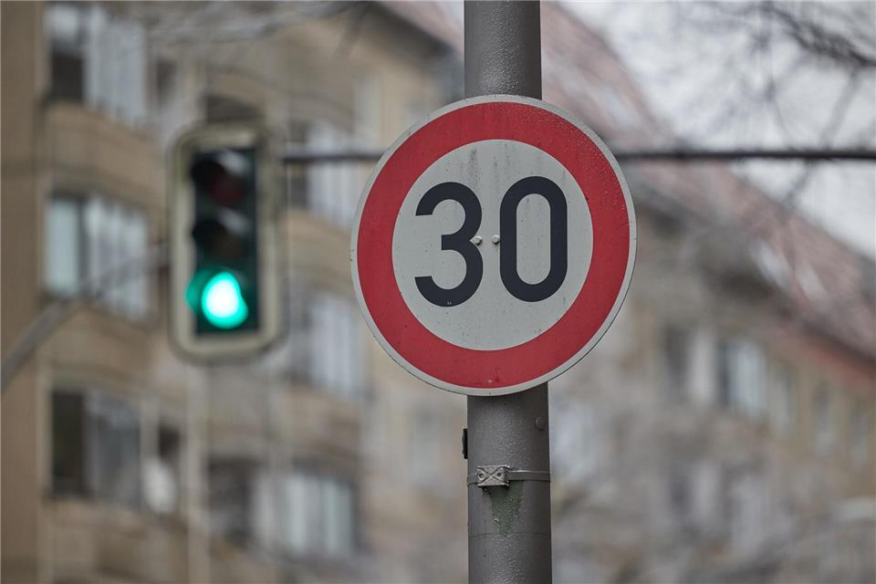 Der Senat fasst am Dienstag erst mal keinen Beschluss zur Abschaffung von Tempo 30 an Hauptstraßen. (Symbolbild) J�rg Carstensen/dpa