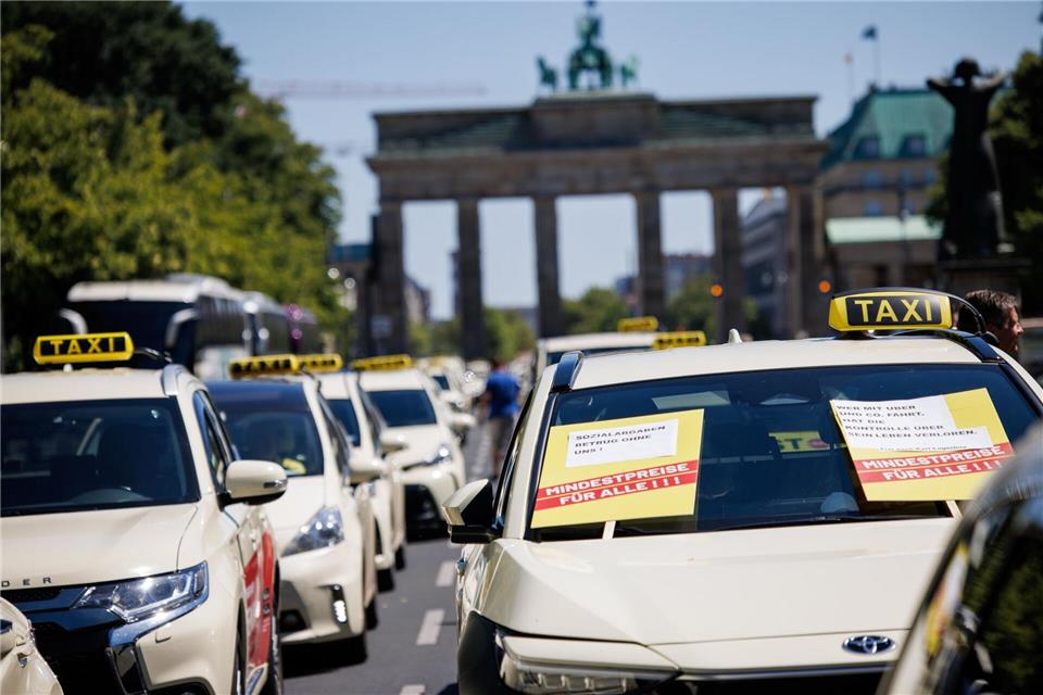 Der Senat stoppt die Zulassung neuer Taxen in Berlin. (Archivbild)Carsten Koall/dpa