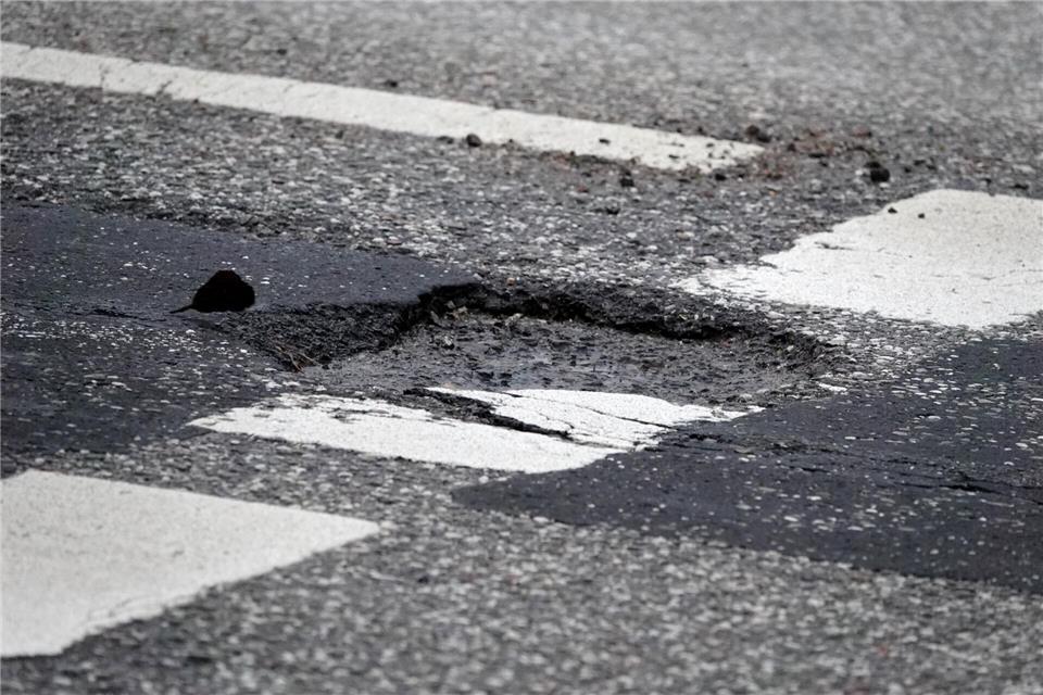 Der Senat will den Winterschäden auf Hamburgs Straßen mit einer konzertierten Aktion begegnen. (Archivbild)Rabea Gruber/dpa