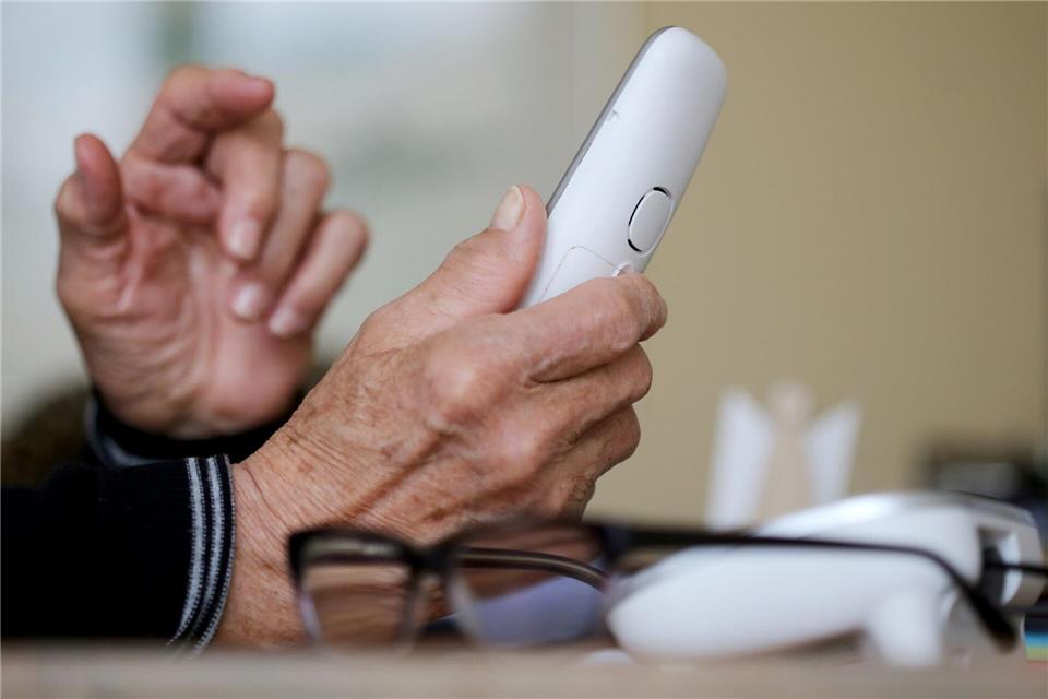 Der Seniorin wurde weiß gemacht, dass sie mit ihrem Sohn gesprochen habe. (Symbolbild)Roland Weihrauch/dpa