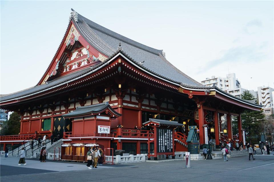 Der Senso-ji Tempel ist Tokios ältester und bekanntester buddhistischer Tempel - zu den Stoßzeiten wimmelt es hier von Touristen.Philipp Laage/dpa-tmn