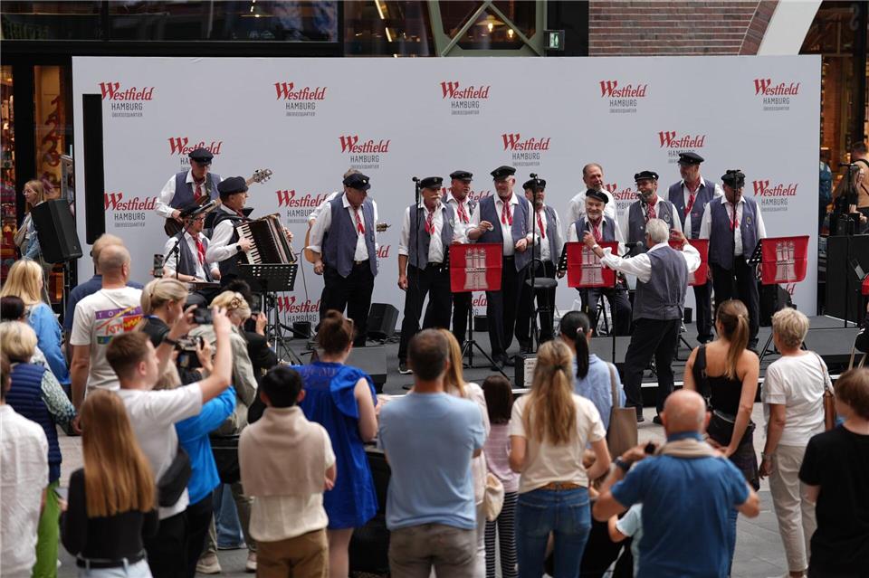 Der Shanty-Chor „De Tampentrekker“ ist aus der NDR-Sendung „Inas Nacht“ bekannt. (Archivbild)Marcus Brandt/dpa