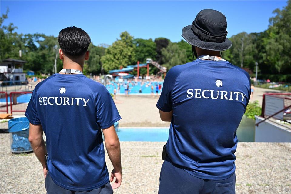 Der Sicherheitsdiest des Schwimmbads musste die Polizei zu Hilfe rufen. (Symbolbild)Elisa Schu/dpa