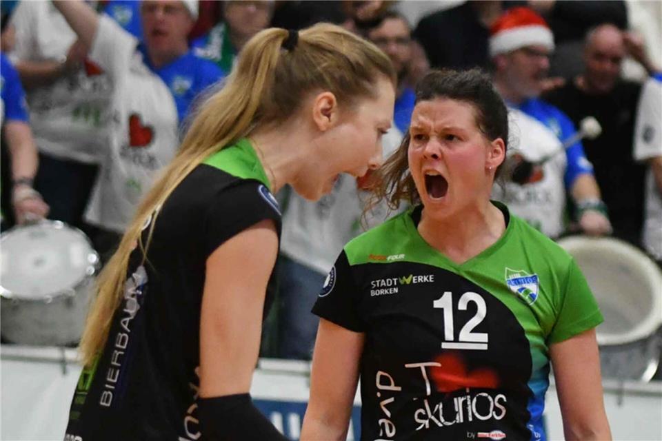 Der Sieg war ganz wichtig: Doreen Luther (links) und Fabienne Coenders schreien ihre Freude beim 3:0 gegen Flacht heraus.