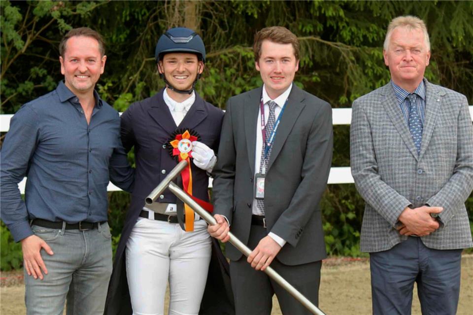 Der Sieger der S***-Dressur David Blasco González-Munoz mit Prüfungs-Sponsor Ralf Hassel, Christian Eiling (Equestrian Club Westfalen) und der Richter Heinz- Holger Lammers (von links).