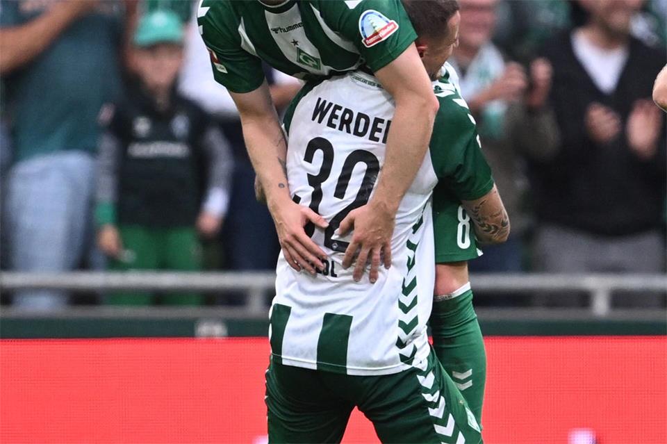 Der Siegtorschütze wird gefeiert.David Inderlied/dpa