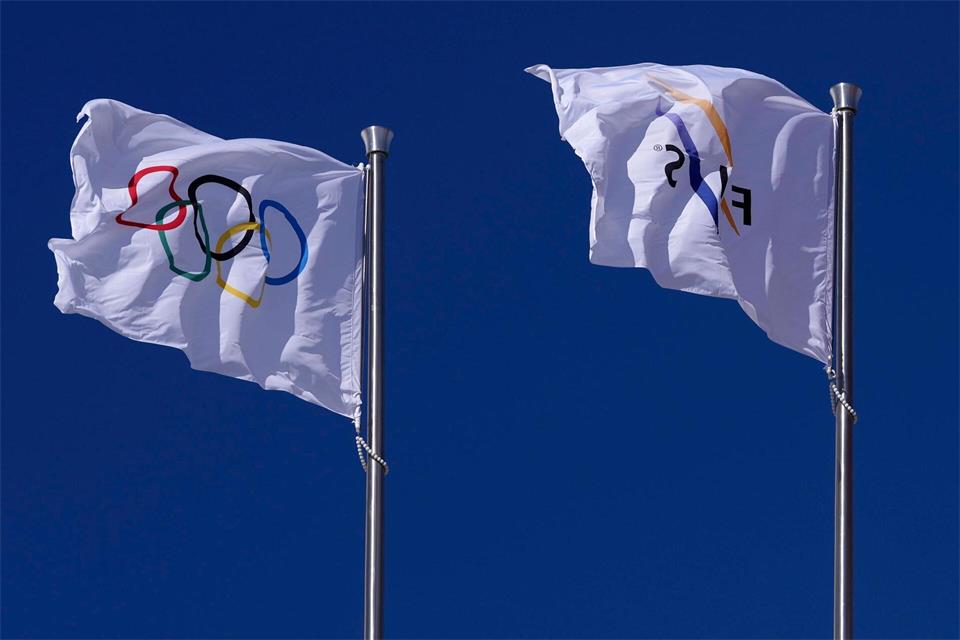 Der Ski-Weltverband erlaubt unter strikten Vorgaben künftig wieder den Start von russischen und belarussischen Athletinnen und Athleten. (Archivbild)Matthias Schrader/AP/dpa