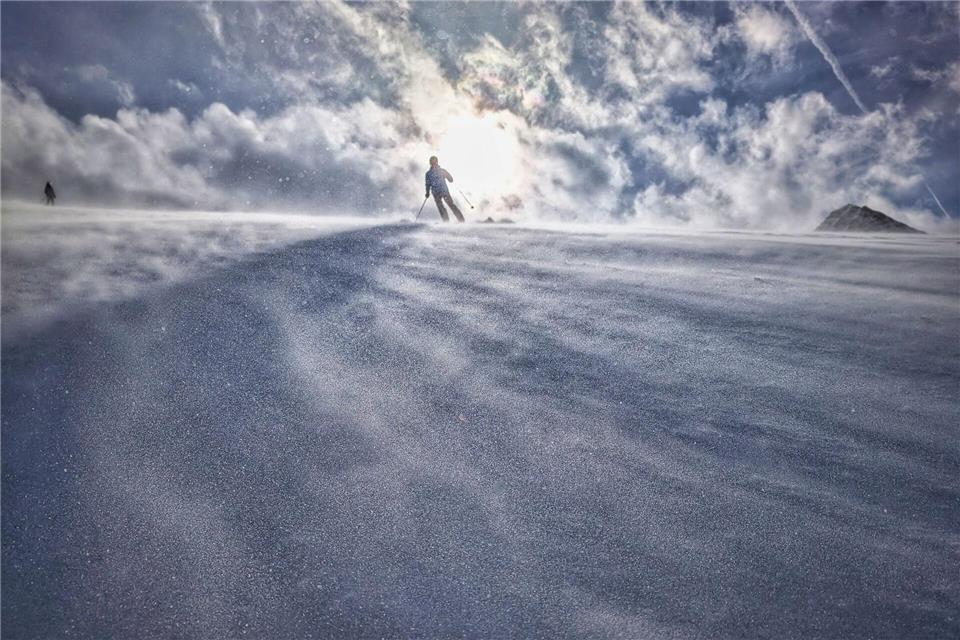 Der Skifahrer war zu Fuß zu einem Gipfel aufgestiegen. (Symbolbild)Sachelle Babbar/ZUMA Press Wire/dpa