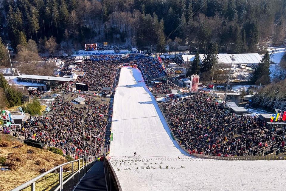 Der Skisprung-Weltcup in Willingen ist die Generalprobe für die Winterspiele in Italien. (Archivbild)David Inderlied/dpa