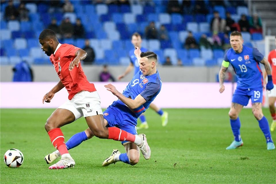 Schweiz 0:0 in Dänemark - Brasilien siegt in England Der Slowake Robert Bozenik (M) versucht Österreichs Kevin Danso zu stoppen.