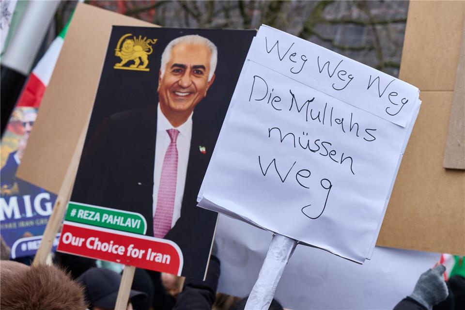 Der Sohn des 1979 gestürzten Schah, Reza Pahlavi, lebt im amerikanischen Exil und gilt als eine Führungsfigur der Opposition im Iran.Georg Wendt/dpa