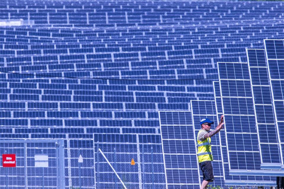 Der Solarpark-Entwickler Enerparc hat einen Insolvenzantrag gestellt. (Archivbild)Jens Büttner/dpa-Zentralbild/dpa