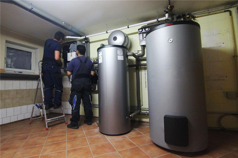 Der Sommer ist die optimale Zeit, um die Heizung warten zu lassen - oder auf eine Wärmepumpe zu wechseln.picture alliance/dpa