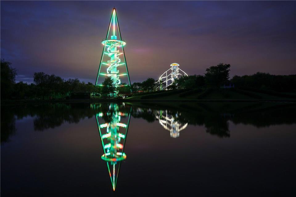 Der Sonnenlandpark bei Chemnitz wird 20. Dazu entsteht ein neuer „Skywalk“ zwischen Erlebnispyramide und Rutschenturm. (Archivbild)Jan Woitas/dpa