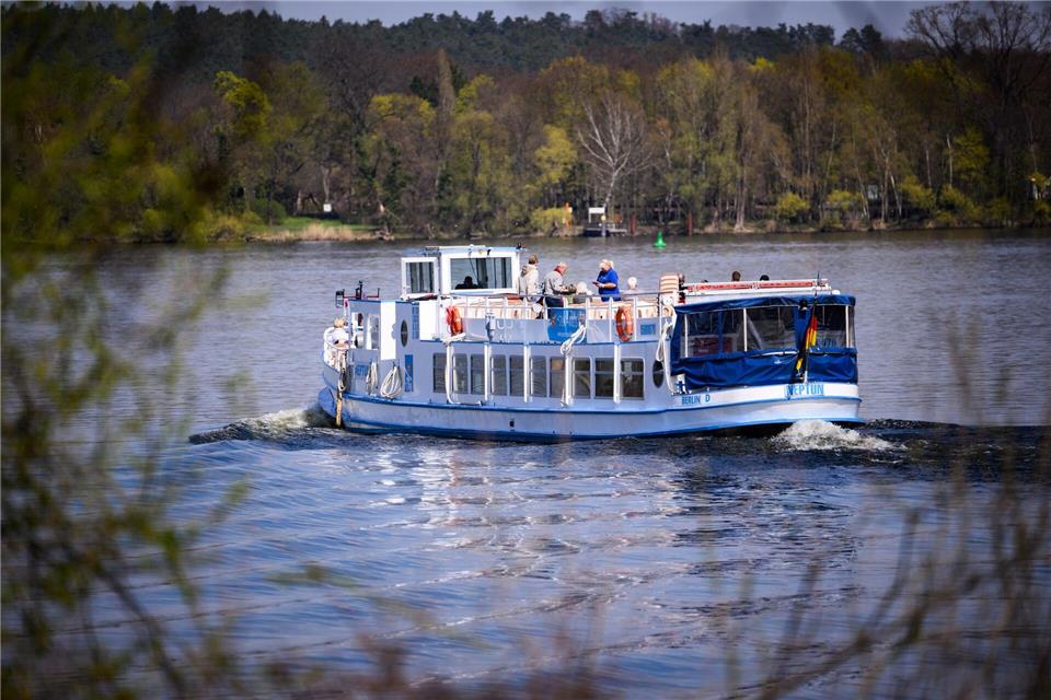 Der Sonnenschein lockt manche auch auf Ausflugsdampfer. Bernd von Jutrczenka/dpa