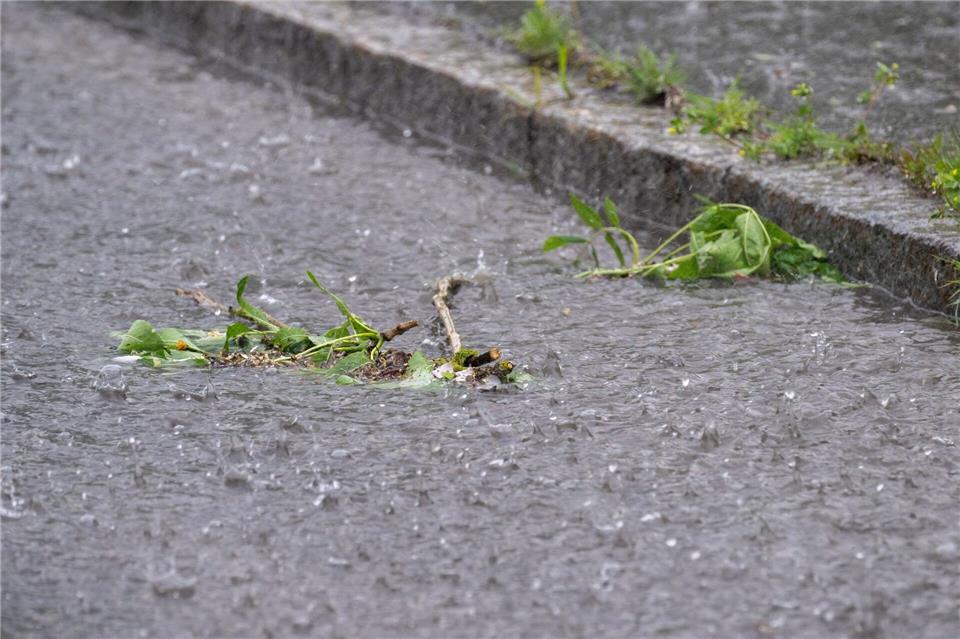 Der Sonntag fällt in Bayern vielerorts ins Wasser. Pia Bayer/dpa