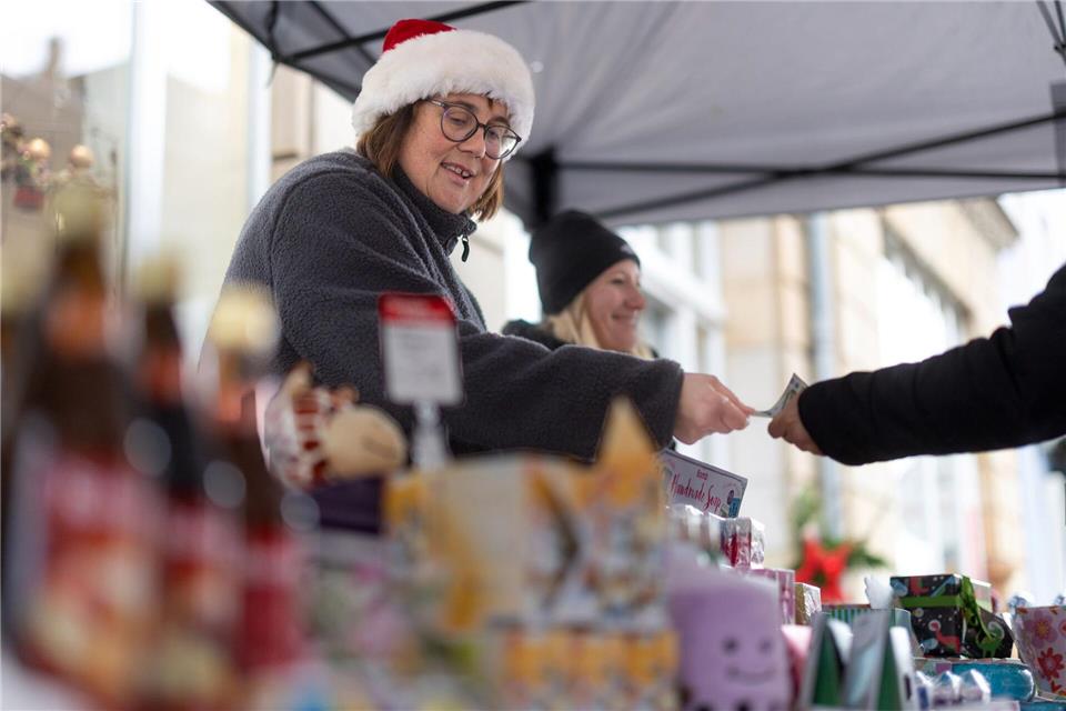 Der Sonntagsbummel durch weihnachtlich geschmückte Geschäfte gehört für viele Menschen zur Adventszeit.Michael Reichel/dpa