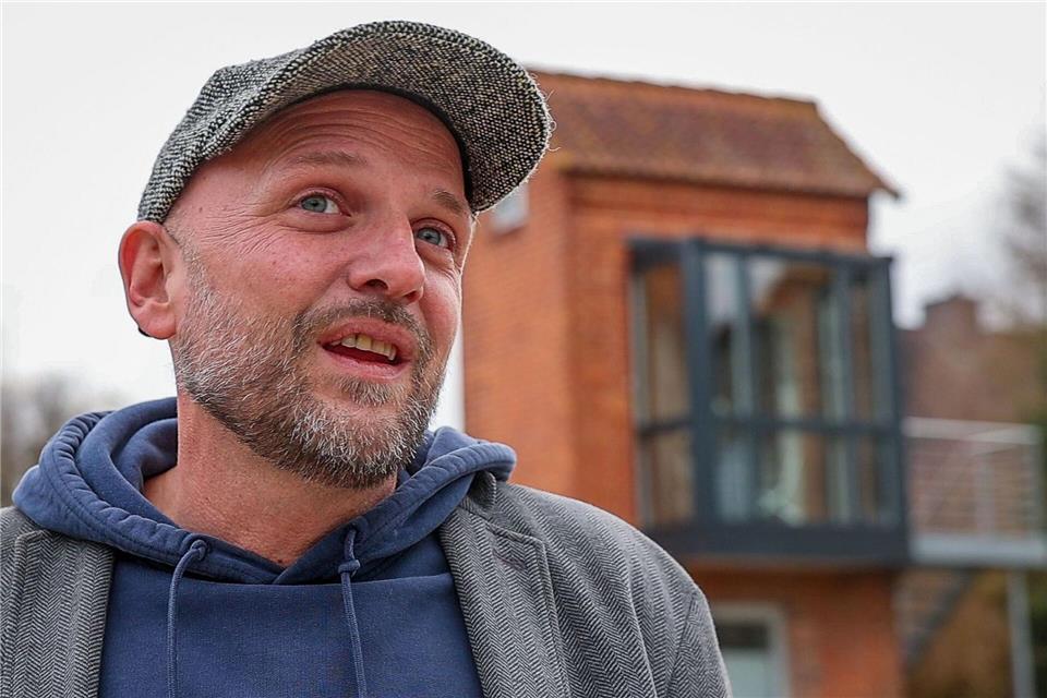Der Sozialpädagoge Andreas Moos richtete in einem ehemaligen Trafoturm in Rieps (Nordwestmecklenburg) eine Ferienwohnung ein.Jens Büttner/dpa