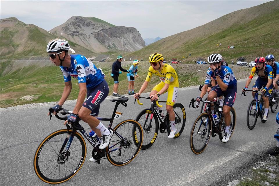 Der Spanier Mikel Landa (3. v. l.) bei der Tour de France 2024 neben Rad-Star Tadej Pogacar. (Archivbild)Jerome Delay/AP/dpa