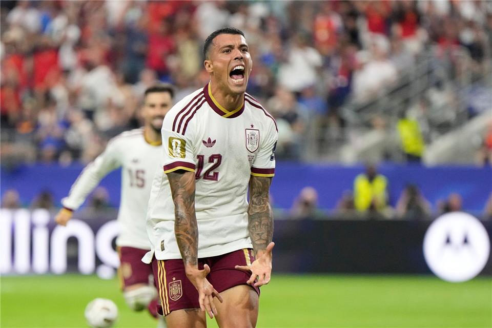 Der Spanier Pedro Porro sorgte mit seinem Treffer zum 2:0 für die Entscheidung gegen Frankreich. Ashley Landis/AP/dpa