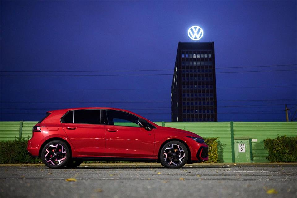 Der Spardruck bei VW wirkt sich auf die Entwicklung des Golfs aus. (Archivbild)Julian Stratenschulte/dpa
