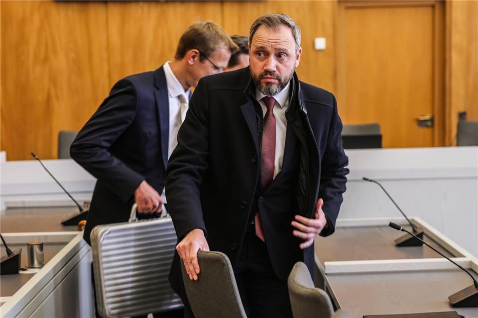 Der Sparkasse Gelsenkirchen, im Gerichtssaal unter anderem vertreten vom Bereichsleiter Vertrieb Matthias Kloh, werfen die Kläger Pflichtverletzungen vor.Oliver Berg/dpa