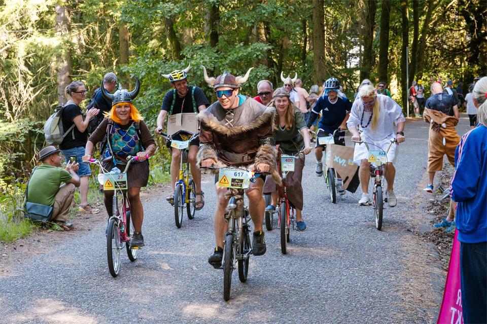 Der Spaß steht bei dem Kalmit-Klapprad-Cup im Mittelpunkt.Oliver Dietze/dpa