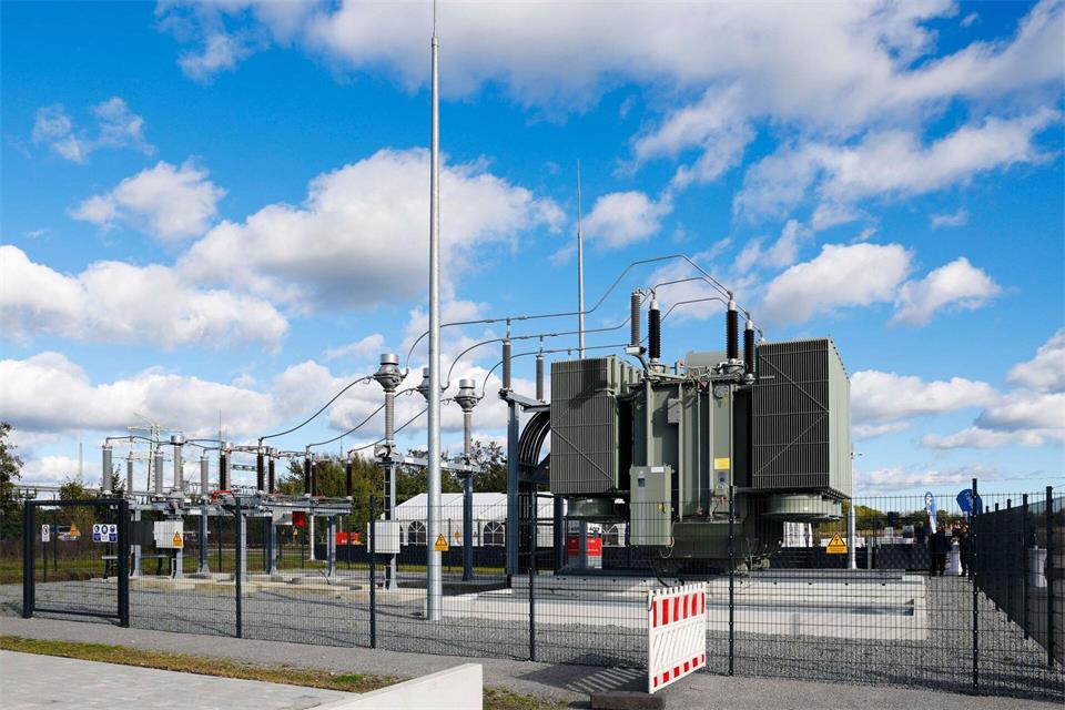 Der Speicher in Schuby gehört den Angaben des Unternehmens Eco-Stor nach zu den großen Batteriespeichern in Deutschland. Frank Molter/dpa