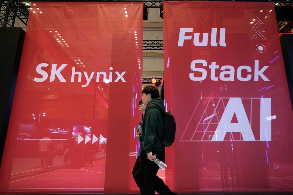 Der Speicherproduzent SK Hynix aus Südkorea profitiert massiv vom KI-Boom. (Archivbild)Ahn Young-joon/AP/dpa