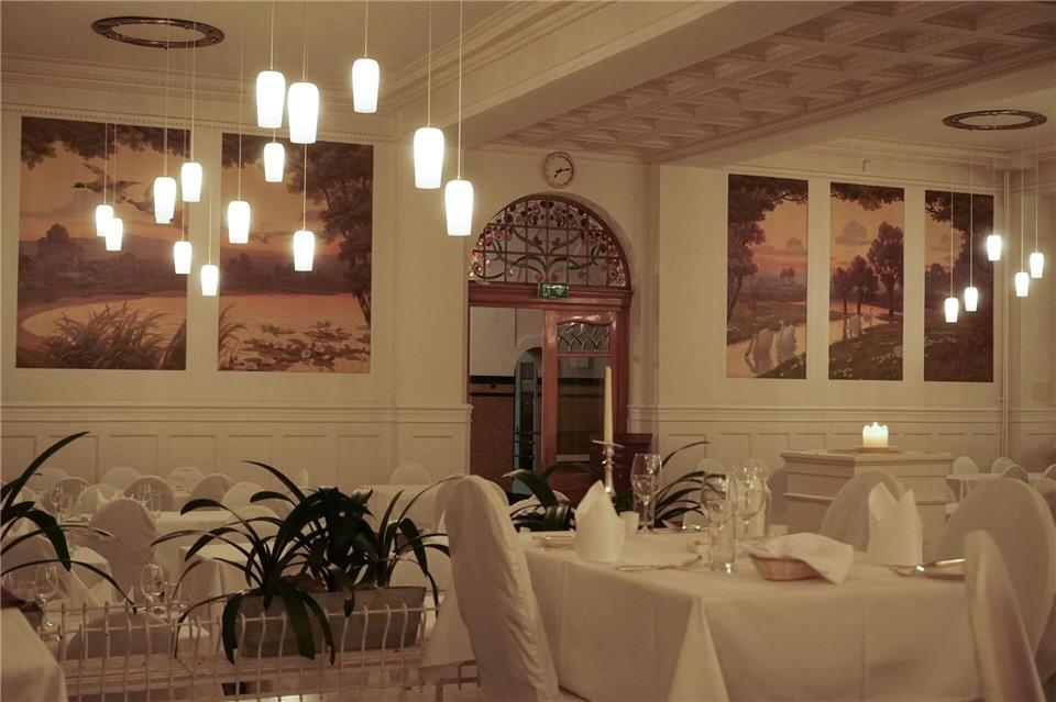 Der Speisesaal im „Berghotel Schatzalp“: Auf den Tischen liegt auch Besteck bereit, das schon die Gäste das einstigen Luxussanatoriums vor über 100 Jahren benutzten.Stefan Wei�enborn/dpa-tmn