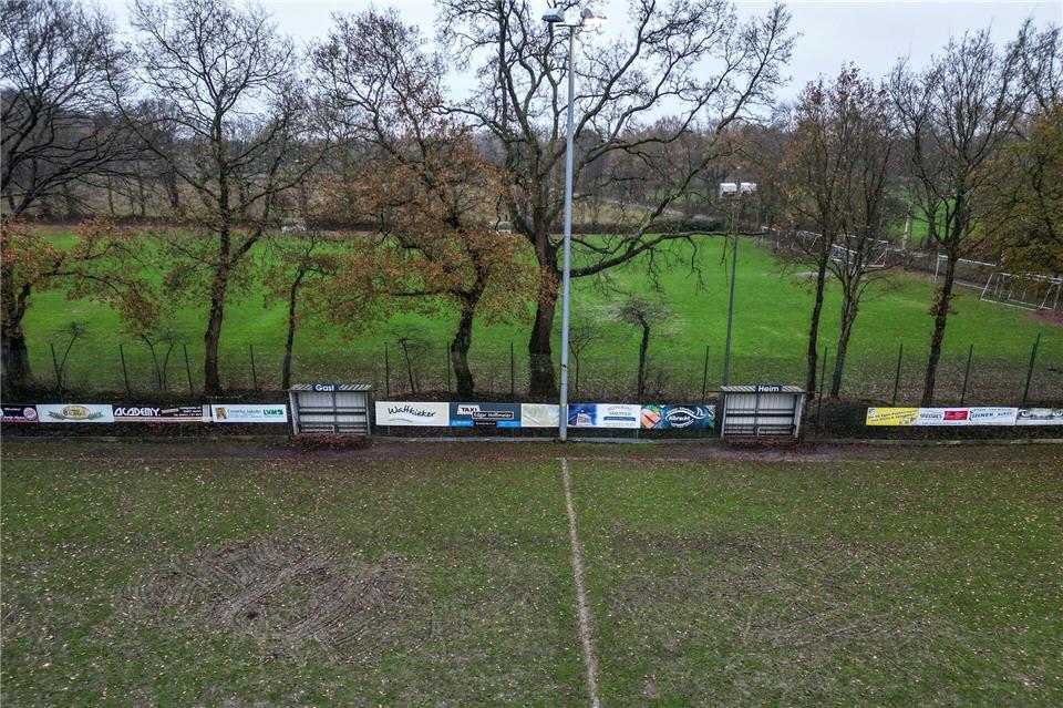 Der Spielbetrieb ist auf dem kaputten Rasen vorerst eingestellt. Lars Penning/dpa