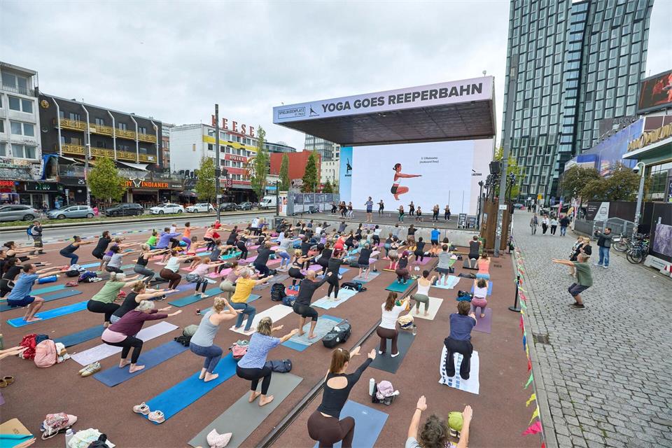 Der Spielbudenplatz sei während der Yoga-Übungen tiefenentspannt gewesen, sagte eine Sprecherin der Veranstalter.Georg Wendt/dpa