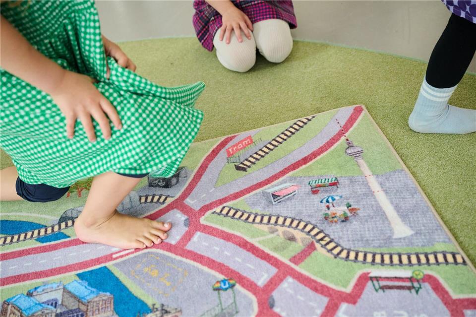 Berlin rollt Verkehrs-Spielteppich aus Der Spielteppich bildet umweltfreundliche Verkehrsmittel in Berlin ab. Annette Riedl/dpa