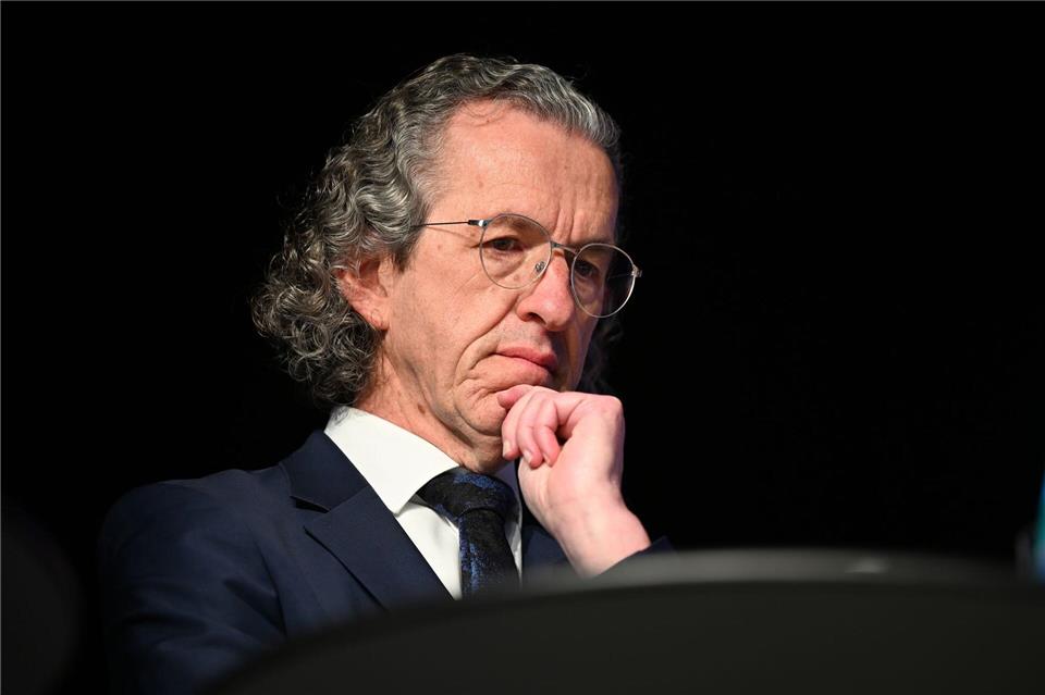 Der Spitzenkandidat der Freien Wähler, Joachim Streit, sprach mit Blick auf die SPD von „einem typischen Griff in die Staatskasse, wenn man zu lange an der Macht ist“.Michael Brandt/dpa