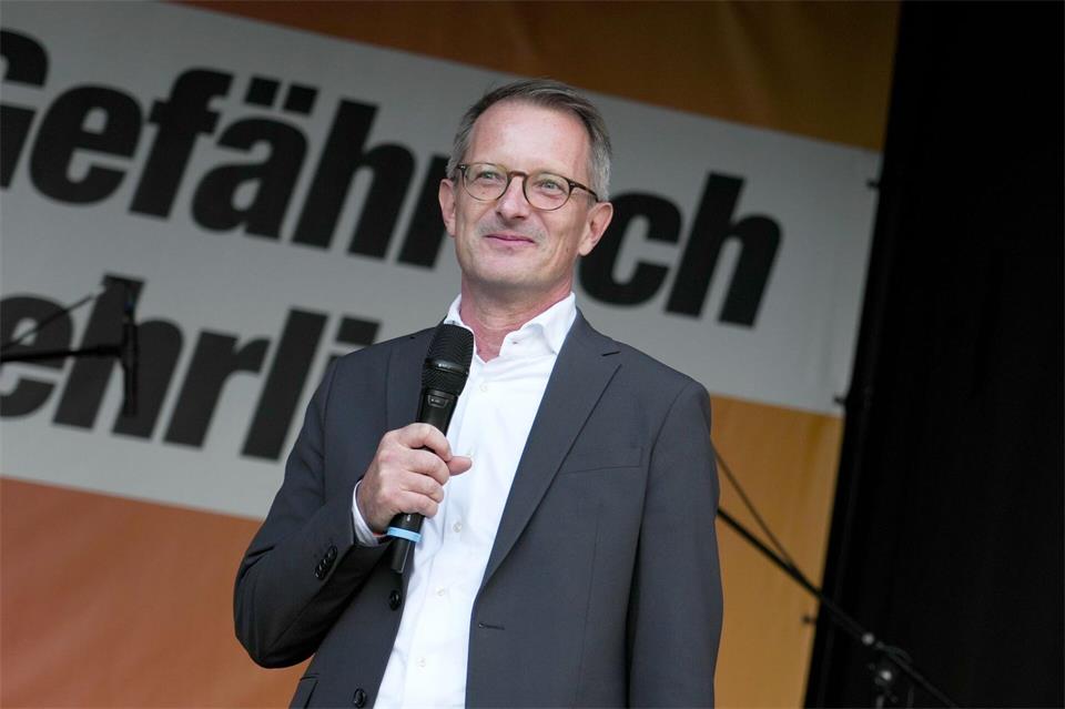 Der Spitzenkandidat des BSW, Alexander King, bekannte sich laut rbb zur Umsetzung des Wahlentscheids „Deutsche Wohnen und Co enteignen“.Sven Kaeuler/dpa