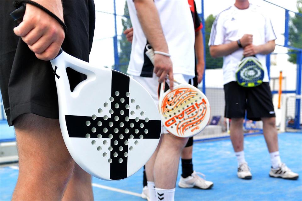 Der Sportausschuss hat nach Möglichkeiten gesucht, dass Nutzer für ein Padel-Match auch Schläger buchen können.