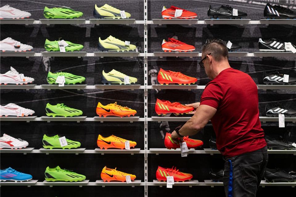 Der Sportfachhandel hofft auf einen WM-Boom. (Symbolbild)Marijan Murat/dpa