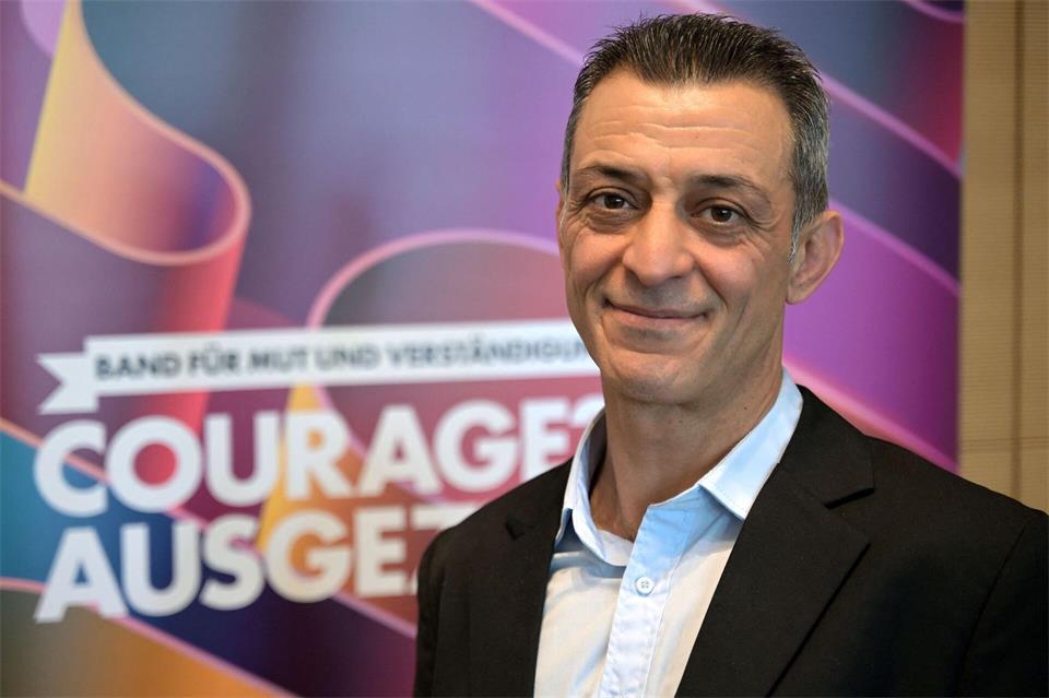 Der Sporttrainer Mahmood Alizadeh aus Brandenburg hat als einer der Hauptpreisträger das Band für Mut und Verständigung erhalten.Michael Bahlo/dpa