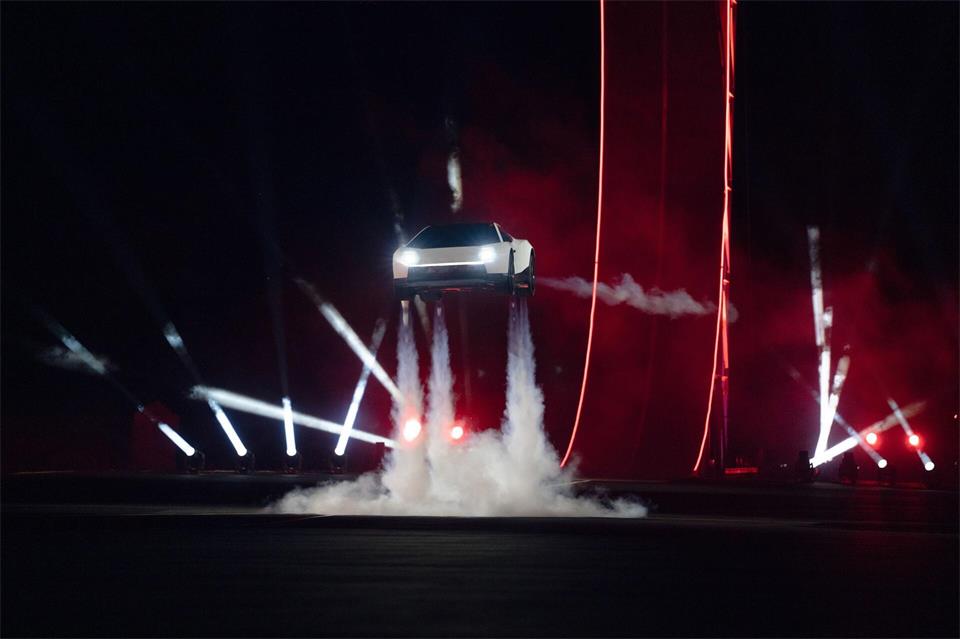 Der Sportwagen werde 2028 in die Produktion gehen und man werde ihn kaufen können, sagte Tesla-Chef Elon Musk.Tesla/dpa
