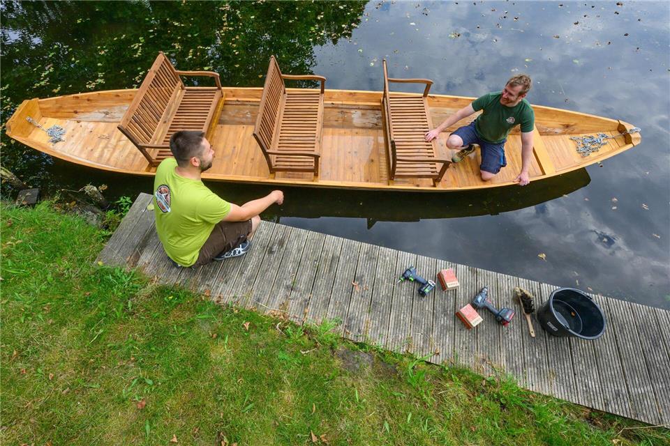 Der Spreewaldkahn von Andreas Zimmer (l) und Marcel Müller besteht aus verleimten Holzplatten.Patrick Pleul/dpa