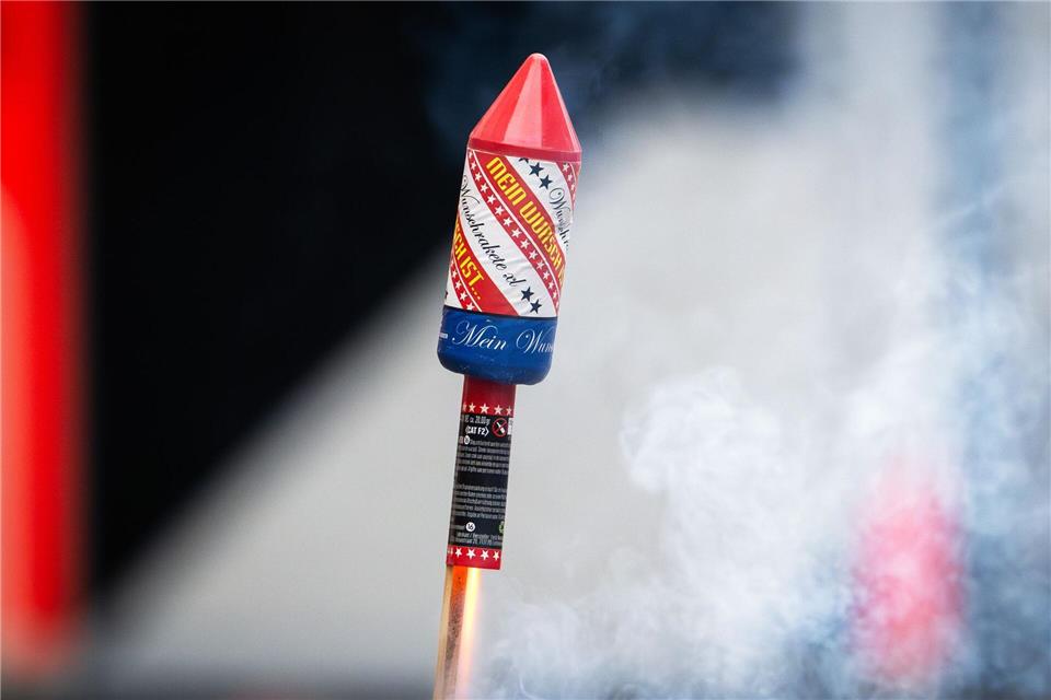 Der Sprengkörper explodierte direkt, noch bevor der Mann ihn wegwerfen konnte. (Symbolbild)Soeren Stache/dpa