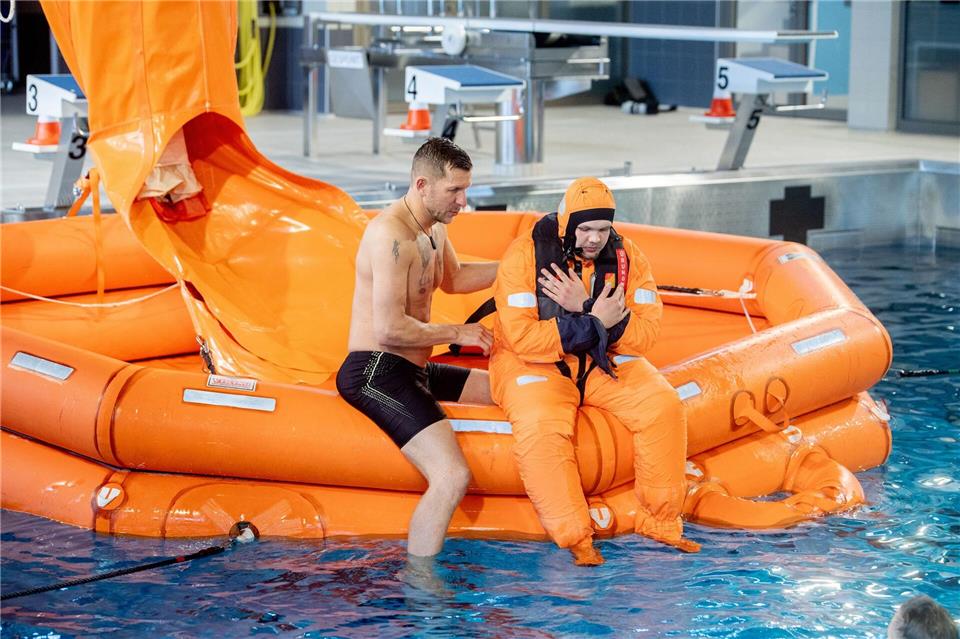 Eintauchen in die Truppe - Marine-Rekruten treten Dienst an Der Sprung in eine Rettungsinsel in einem Lehrschwimmbecken gehört in Wilhelmshaven zur Grundausbildung neuer Rekruten. Hauke-Christian Dittrich/dpa