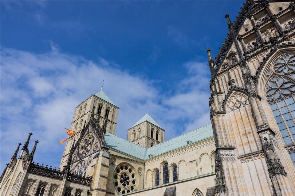 Der St.-Paulus-Dom in Münster gehört zu den kühlen Orten für heiße Tage. (Archivbild)Rolf Vennenbernd/dpa