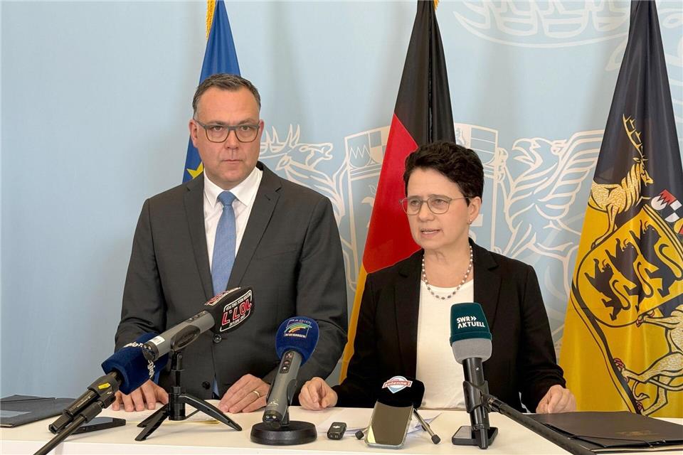 Nach viel Druck: Syrische Großfamilie verlässt Deutschland Der Staat beweise mit dem Schritt Handlungsfähigkeit, heißt es aus dem Justizministerium.Nico Pointner/dpa