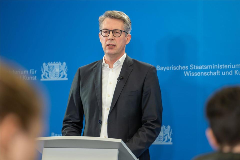 Der Staat fördert Unternehmen, die in Forschung investieren, schon steuerlich - das reicht Bayerns Wissenschaftsminister Blume allerdings nicht. (Archivbild)Leonie Asendorpf/dpa