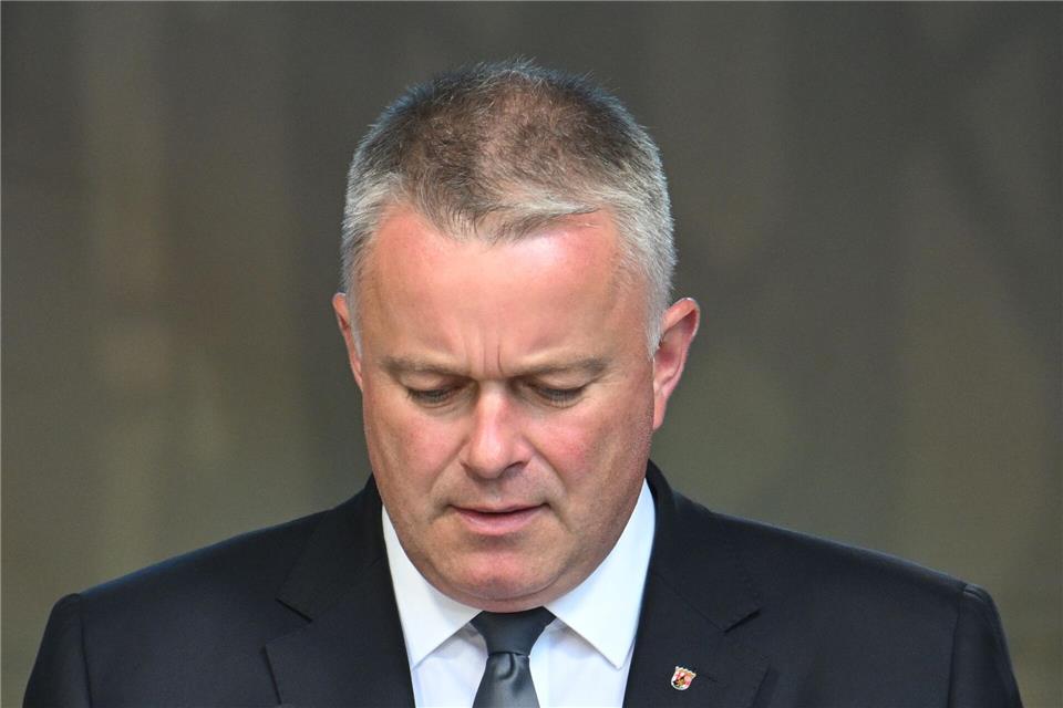 Der Staat habe in der Flutnacht versagt, sagte Ministerpräsident Schnieder.Boris Roessler/dpa