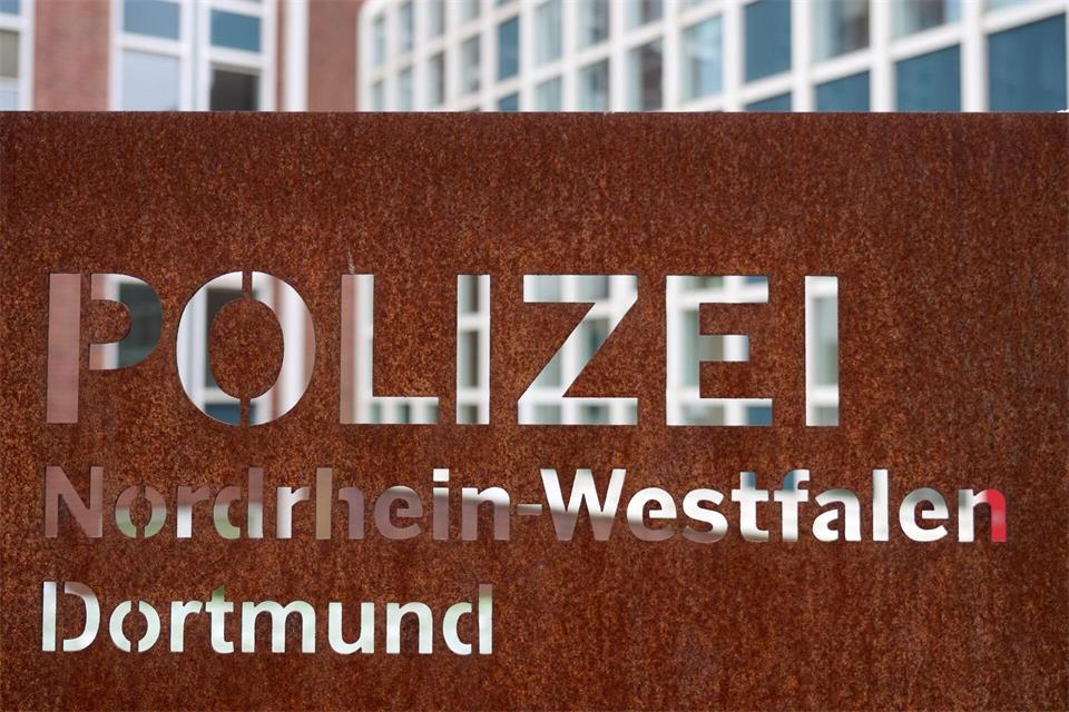 Der Staatsschutz hat Reichsflaggen sichergestellt. (Archivbild)Bernd Thissen/dpa