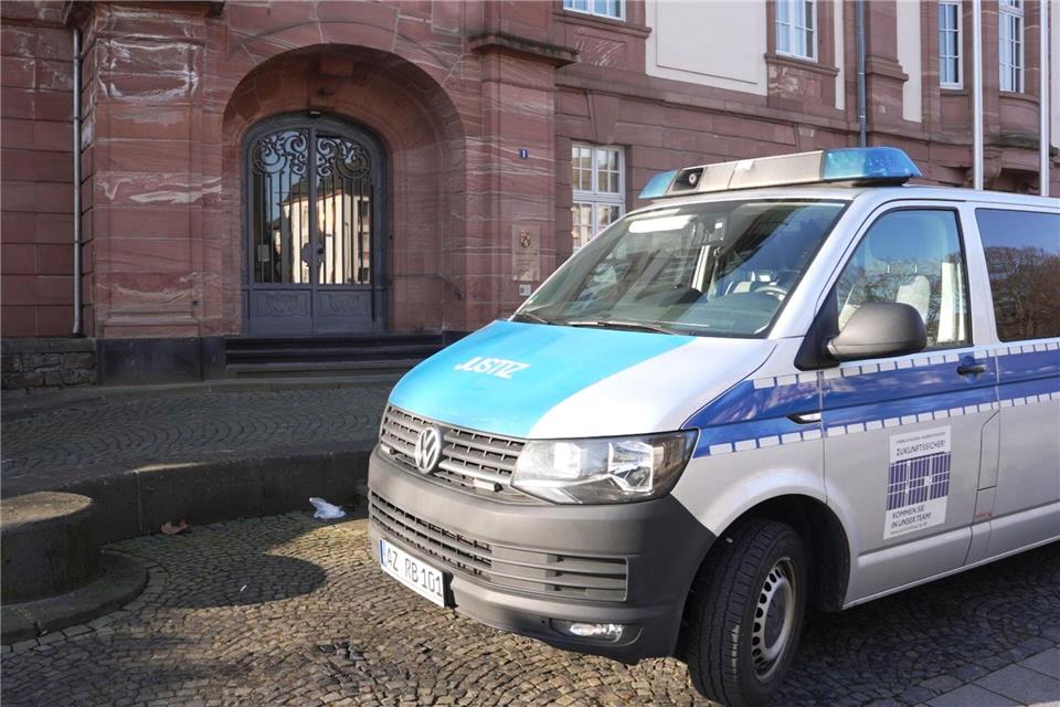 Prozess gegen Syrer wegen Mordes und Folter wird eröffnet Der Staatsschutzsenat hat das Hauptverfahren gegen vier Männer wegen Kriegsverbrechen in Syrien eröffnet. (Archivbild) Thomas Frey/dpa