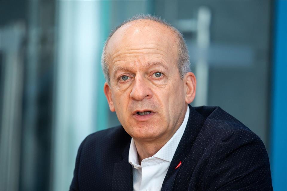 Personal- und Aufgabenkarussell dreht sich in MV-Regierung Der Staatssekretär im Justizministerium, Friedrich Straetmanns, wurde von Ministerpräsidentin Manuela Schwesig (SPD) in den einstweiligen Ruhestand versetzt. (Archivbild)Bernd von Jutrczenka/dpa